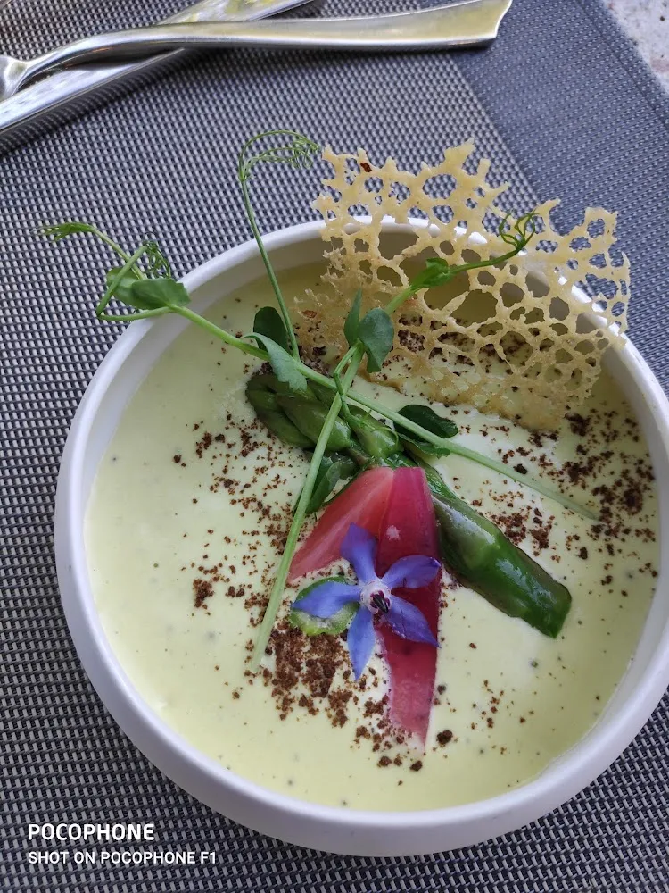 Royale de Fois Gras Émulsion de Petits Poiset Tartare D'asperges Vertes